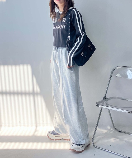 AS KNOW AS plus（アズノゥアズプラス）の「◇袖ラインゲームシャツ ロゴ刺繍 テレコリブプルオーバー（Tシャツ/カットソー・レディース・チャコールグレー/アイボリー/グリーン/レッド/ベージュ系/グレー系/アイボリー系/ネイビー系・FREE）」の16枚目の写真