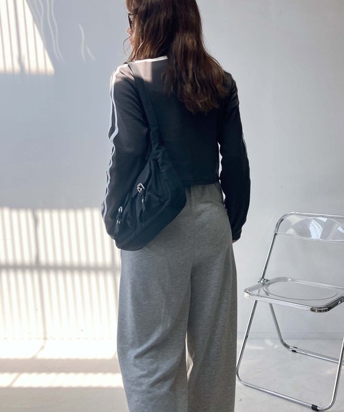 AS KNOW AS plus（アズノゥアズプラス）の「◇袖ラインゲームシャツ ロゴ刺繍 テレコリブプルオーバー（Tシャツ/カットソー・レディース・チャコールグレー/アイボリー/グリーン/レッド/ベージュ系/グレー系/アイボリー系/ネイビー系・FREE）」の13枚目の写真