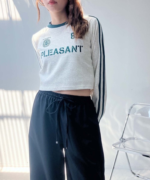 AS KNOW AS plus（アズノゥアズプラス）の「◇袖ラインゲームシャツ ロゴ刺繍 テレコリブプルオーバー（Tシャツ/カットソー・レディース・チャコールグレー/アイボリー/グリーン/レッド/ベージュ系/グレー系/アイボリー系/ネイビー系・FREE）」の21枚目の写真