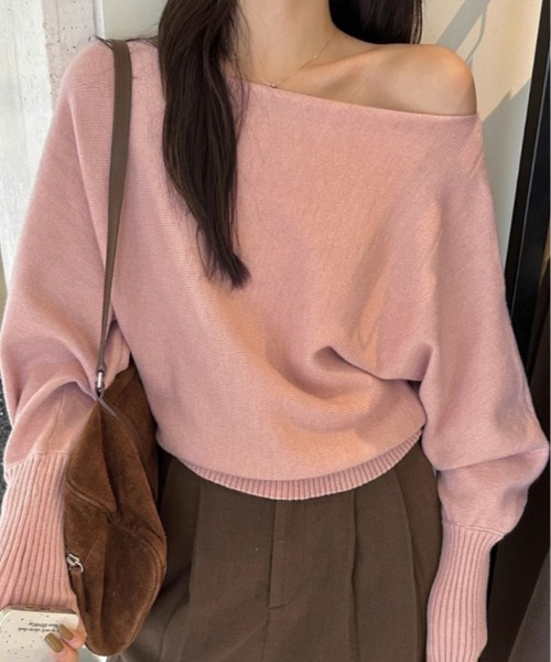 kirakiraShop(キラキラショップ)の「1枚で印象チェンジ、着回し自在。オフショルダー ドルマン ニット トップス(ニット/セーター・レディース・ダークブラウン/レッド/ピンク/ベージュ/チャコール/ブラック/グレー/ライトベージュ/パープル・FREE)」の8枚目の写真