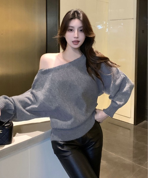 kirakiraShop(キラキラショップ)の「1枚で印象チェンジ、着回し自在。オフショルダー ドルマン ニット トップス(ニット/セーター・レディース・ダークブラウン/レッド/ピンク/ベージュ/チャコール/ブラック/グレー/ライトベージュ/パープル・FREE)」の15枚目の写真