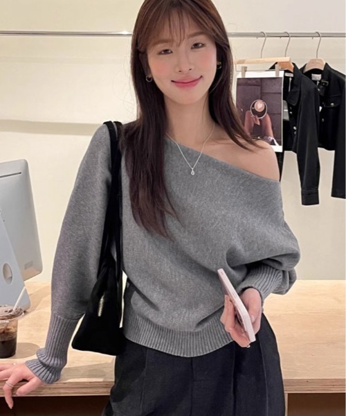 kirakiraShop(キラキラショップ)の「1枚で印象チェンジ、着回し自在。オフショルダー ドルマン ニット トップス(ニット/セーター・レディース・ダークブラウン/レッド/ピンク/ベージュ/チャコール/ブラック/グレー/ライトベージュ/パープル・FREE)」の12枚目の写真