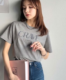 垢抜けた大人カジュアル。オーガニックコットン100%フロッキーロゴプリントTシャツ