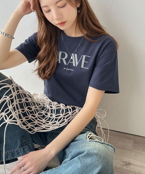 classicalelf(クラシカルエルフ)の「垢抜けた大人カジュアル。オーガニックコットン100%フロッキーロゴプリントTシャツ(Tシャツ/カットソー・レディース・杢グレー/グレイッシュベージュ/ホワイト/ネイビー/チャコール・MEDIUM/LARGE/X-LARGE/SMALL)」の5枚目の写真