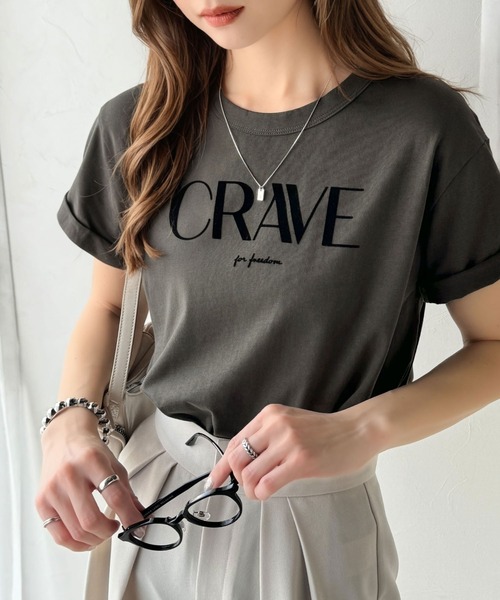 classicalelf(クラシカルエルフ)の「垢抜けた大人カジュアル。オーガニックコットン100%フロッキーロゴプリントTシャツ(Tシャツ/カットソー・レディース・杢グレー/グレイッシュベージュ/ホワイト/ネイビー/チャコール・MEDIUM/LARGE/X-LARGE/SMALL)」の3枚目の写真