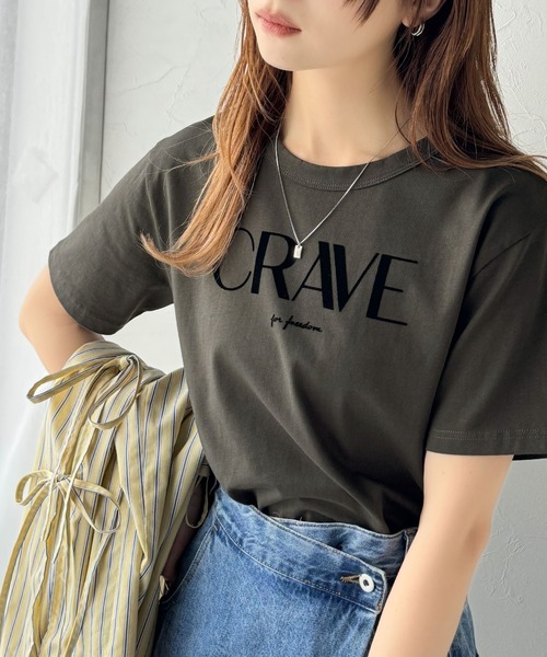 classicalelf(クラシカルエルフ)の「垢抜けた大人カジュアル。オーガニックコットン100%フロッキーロゴプリントTシャツ(Tシャツ/カットソー・レディース・杢グレー/グレイッシュベージュ/ホワイト/ネイビー/チャコール・MEDIUM/LARGE/X-LARGE/SMALL)」の7枚目の写真