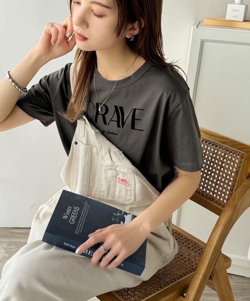 classicalelf(クラシカルエルフ)の「垢抜けた大人カジュアル。オーガニックコットン100%フロッキーロゴプリントTシャツ(Tシャツ/カットソー・レディース・杢グレー/グレイッシュベージュ/ホワイト/ネイビー/チャコール・MEDIUM/LARGE/X-LARGE/SMALL)」の8枚目の写真