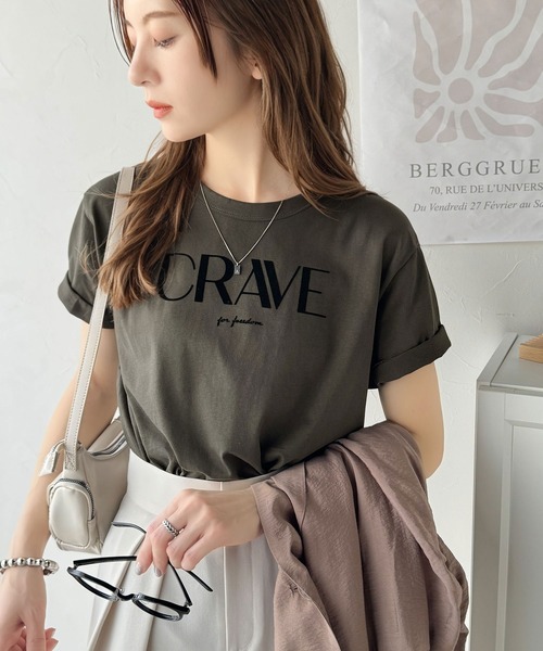 classicalelf(クラシカルエルフ)の「垢抜けた大人カジュアル。オーガニックコットン100%フロッキーロゴプリントTシャツ(Tシャツ/カットソー・レディース・杢グレー/グレイッシュベージュ/ホワイト/ネイビー/チャコール・MEDIUM/LARGE/X-LARGE/SMALL)」の6枚目の写真