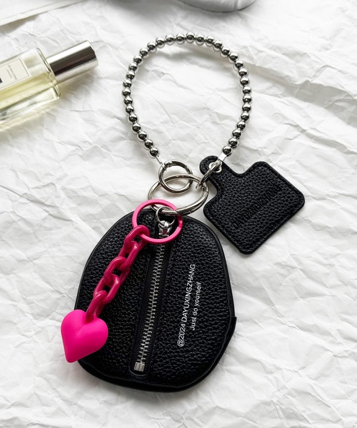 NOLITA LABORATORY（ノリータラボラトリー）の「【 NOLITA / ノリータ 】組み合わせ自由自在 ハート チャーム ブラック フェイクレザー バックル キーチェーン キーホルダー アクセサリー バッグチャーム シボ加工／フェイクレザー／バッグチャーム／ミニポーチ（チャーム・レディース・ブラック/パープル/ピンク・FREE）」の3枚目の写真