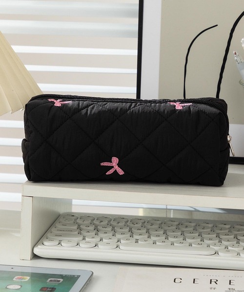 VIBGYOR(ヴィブジョー)の「Liaa/リボン柄 ペンケース ポーチ A18562(ポーチ・レディース・ブルー/ブラック/ピンク/ホワイト・FREE)」の2枚目の写真