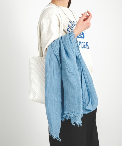 URBAN RESEARCH Sonny Label（アーバンリサーチサニーレーベル）の「イタリア製リネンストール（ストール/ショール・レディース・ベージュ/ネイビー/ブルー・ONE）」の5枚目の写真