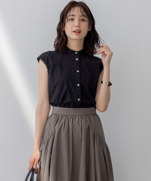 組曲（クミキョク）の「エンブロイダリーレースノースリーブ ブラウス（シャツ/ブラウス・レディース・ブラック系/スモーキーグリーン系/アイボリー系/グレー系9・3/2）」の2枚目の写真