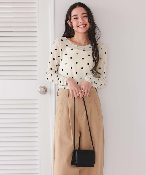 titivate(ティティベイト)の「シアーフラワーフロッキートップス(Tシャツ/カットソー・レディース・グレー/ブラック/アイボリー・FREE)」の10枚目の写真
