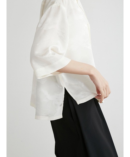 MIESROHE(ミースロエ)の「cloudyジャガードオープンカラーシャツ(シャツ/ブラウス・レディース・ブラウン/ホワイト・FREE)」の3枚目の写真