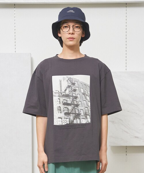J.PRESS YORK STREET（ジェイプレスヨークストリート）の「【UNISEX】フォトプリントTシャツ "New Yourk street"（Tシャツ/カットソー・メンズ・ピンク系/ホワイト系/グレー系・LARGE/SMALL/MEDIUM）」の2枚目の写真