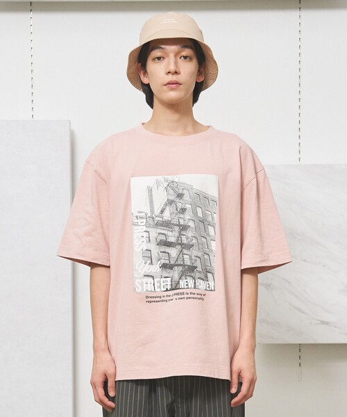 J.PRESS YORK STREET（ジェイプレスヨークストリート）の「【UNISEX】フォトプリントTシャツ "New Yourk street"（Tシャツ/カットソー・メンズ・ピンク系/ホワイト系/グレー系・LARGE/SMALL/MEDIUM）」の3枚目の写真