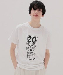 BLACK SCORE（ブラックスコア）の「BLACK SCORE × DRESSLAVE / 20th placard cat Tee(アニバーサリープラカードキャット半袖Tシャツ BSMCC UNISEX T SHIRT)（Tシャツ/カットソー）」