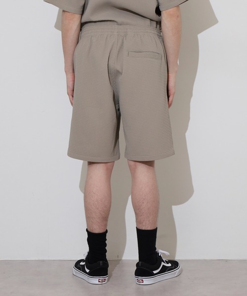 MMMM(エムエムエムエム)の「MMMM ウーブンワッフルセットアップ/開襟シャツ/ショートパンツ(セットアップ・メンズ・グレイッシュベージュ/ホワイト/ブラック・L/XL/M)」の4枚目の写真