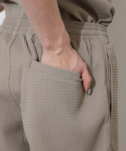 MMMM(エムエムエムエム)の「MMMM ウーブンワッフルセットアップ/開襟シャツ/ショートパンツ(セットアップ・メンズ・グレイッシュベージュ/ホワイト/ブラック・L/XL/M)」の7枚目の写真