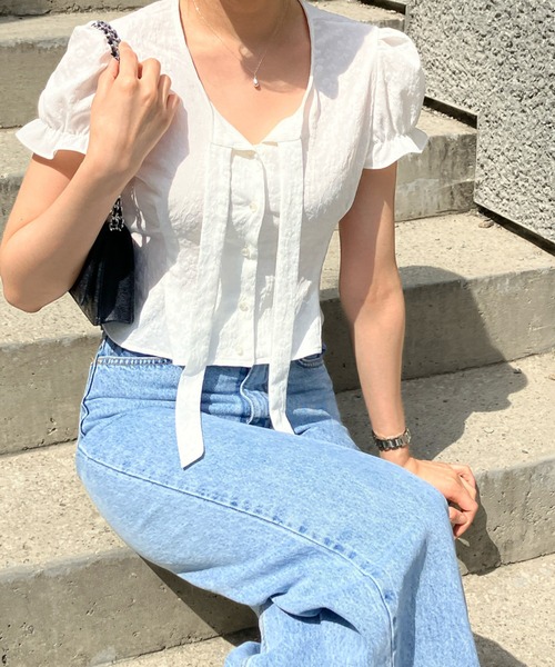 Lace Ladies(レースレディース)の「ボウタイ リボン パフスリーブ ショート ブラウス(シャツ/ブラウス・レディース・アイボリー/ブラック・FREE)」の3枚目の写真