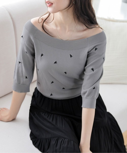 AMELY(エミリー)の「2WAYハート刺繍サマーニットトップス(Tシャツ/カットソー・レディース・グレー/ブラック/ホワイト・フリー)」の1枚目の写真