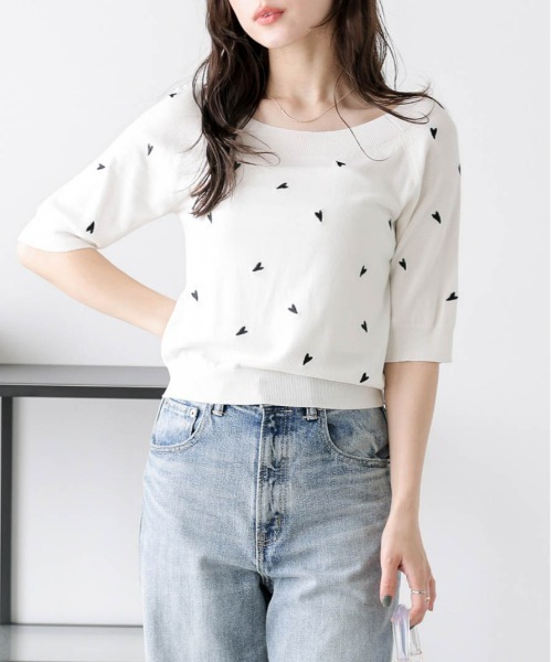 AMELY(エミリー)の「2WAYハート刺繍サマーニットトップス(Tシャツ/カットソー・レディース・グレー/ブラック/ホワイト・フリー)」の5枚目の写真