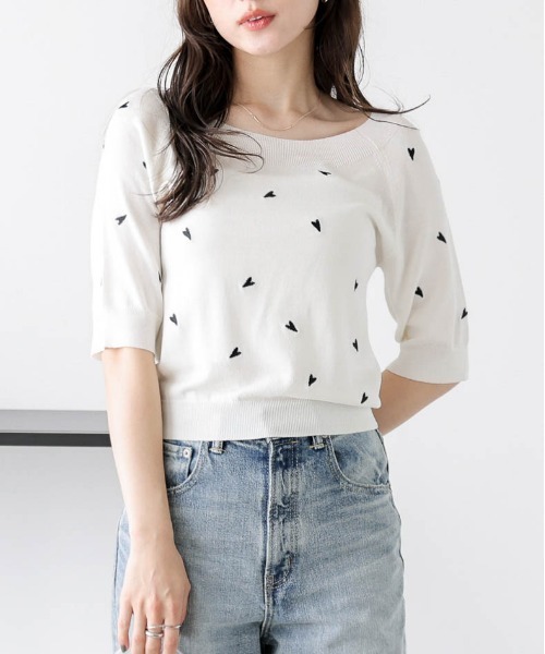 AMELY(エミリー)の「2WAYハート刺繍サマーニットトップス(Tシャツ/カットソー・レディース・グレー/ブラック/ホワイト・フリー)」の4枚目の写真