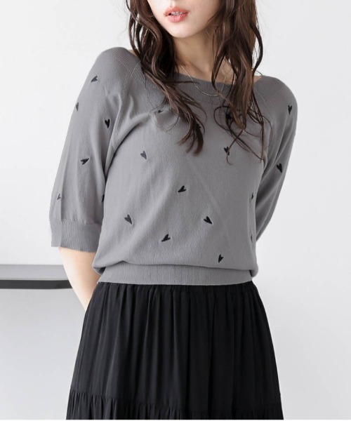 AMELY(エミリー)の「2WAYハート刺繍サマーニットトップス(Tシャツ/カットソー・レディース・グレー/ブラック/ホワイト・フリー)」の16枚目の写真