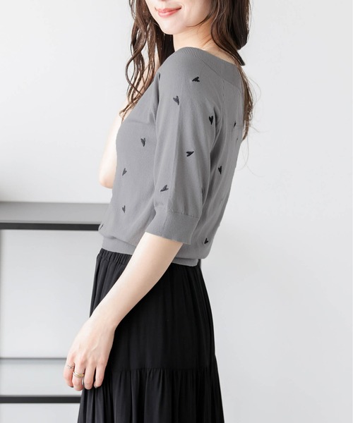 AMELY(エミリー)の「2WAYハート刺繍サマーニットトップス(Tシャツ/カットソー・レディース・グレー/ブラック/ホワイト・フリー)」の18枚目の写真