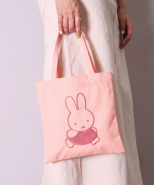 Miffy( ミッフィー)の「(ACT)【ミッフィー】miffy 刺繍 キャンバス ミニ トートバッグ(トートバッグ・レディース・ライトベージュ/コーラルピンク・ONE SIZE)」の2枚目の写真