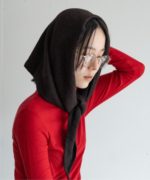 hwyl(ヒュイル)の「トライアングル ニットストール(ストール/ショール・レディース・イエロー/オレンジ/ダークブラウン/チャコールグレー/アイボリー/ブラック・FREE)」の4枚目の写真
