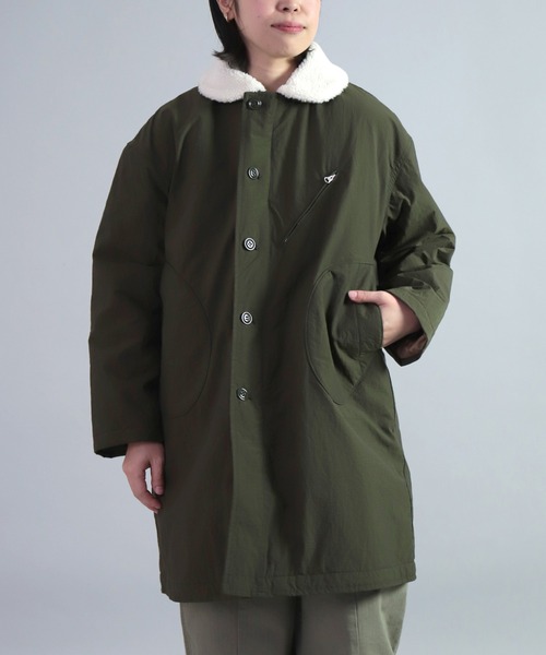 OMNIGOD（オムニゴッド）の「[OMNIGOD womens / オムニゴッド] ナイロンリップ デッキコート（ダウンジャケット/コート・レディース・レッド/オリーブ・FREE）」の2枚目の写真