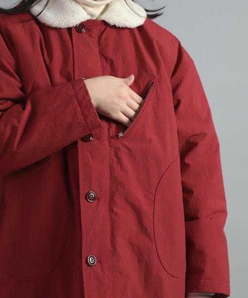 OMNIGOD（オムニゴッド）の「[OMNIGOD womens / オムニゴッド] ナイロンリップ デッキコート（ダウンジャケット/コート・レディース・レッド/オリーブ・FREE）」の20枚目の写真