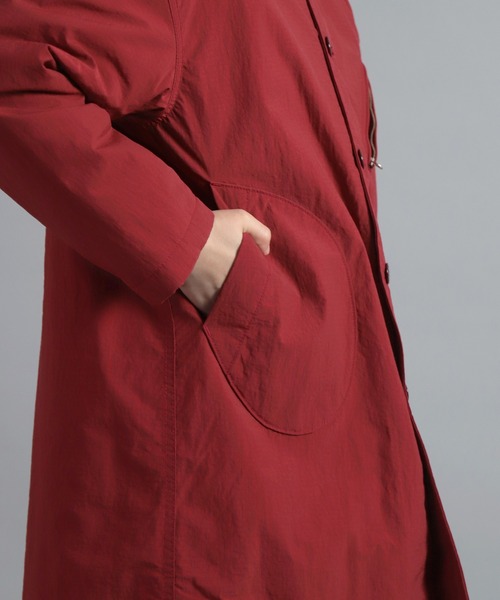 OMNIGOD（オムニゴッド）の「[OMNIGOD womens / オムニゴッド] ナイロンリップ デッキコート（ダウンジャケット/コート・レディース・レッド/オリーブ・FREE）」の21枚目の写真