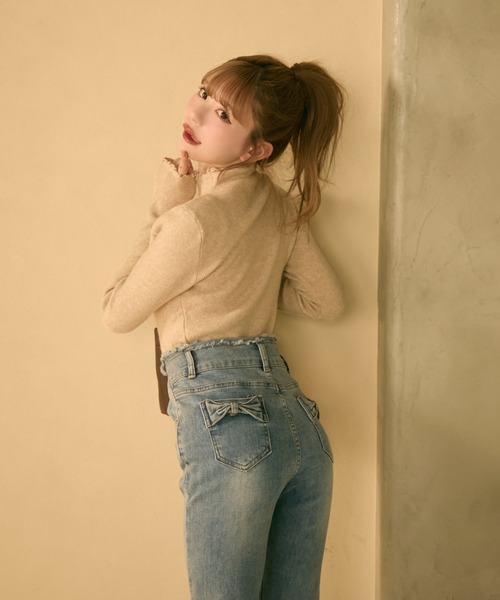 TITTY&CO.(ティティーアンドコー)の「バックリボンフレアデニム(デニムパンツ・レディース・ブルー・SMALL/MEDIUM)」の1枚目の写真