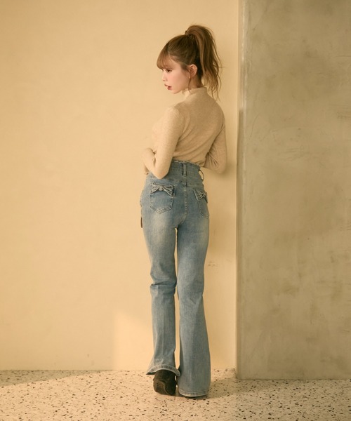 TITTY&CO.(ティティーアンドコー)の「バックリボンフレアデニム(デニムパンツ・レディース・ブルー・SMALL/MEDIUM)」の10枚目の写真