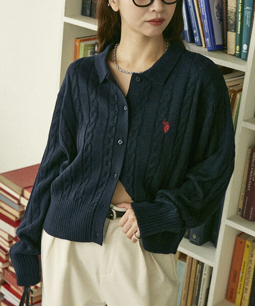 PUBLUX(パブリュクス)の「U.S. POLO ASSN. × PUBLUX/ユーエスポロアッスン ケーブルニット ポロ カーディガン 限定展開(カーディガン/ボレロ・レディース・ネイビー/チャコールグレー/オフホワイト・フリ-)」の3枚目の写真