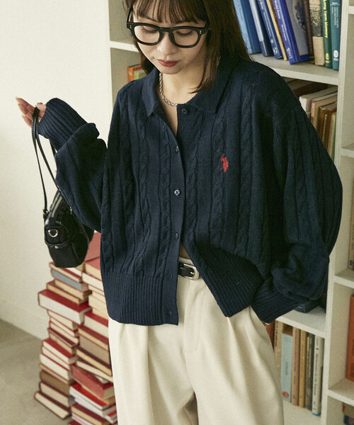 PUBLUX(パブリュクス)の「U.S. POLO ASSN. × PUBLUX/ユーエスポロアッスン ケーブルニット ポロ カーディガン 限定展開(カーディガン/ボレロ・レディース・ネイビー/チャコールグレー/オフホワイト・フリ-)」の22枚目の写真