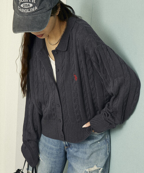 PUBLUX(パブリュクス)の「U.S. POLO ASSN. × PUBLUX/ユーエスポロアッスン ケーブルニット ポロ カーディガン 限定展開(カーディガン/ボレロ・レディース・ネイビー/チャコールグレー/オフホワイト・フリ-)」の10枚目の写真