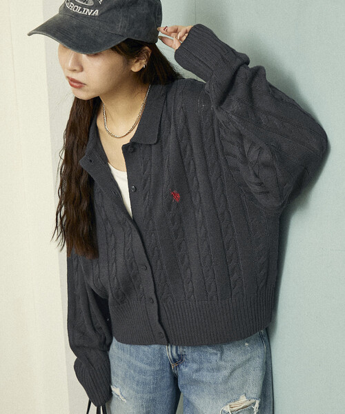 PUBLUX(パブリュクス)の「U.S. POLO ASSN. × PUBLUX/ユーエスポロアッスン ケーブルニット ポロ カーディガン 限定展開(カーディガン/ボレロ・レディース・ネイビー/チャコールグレー/オフホワイト・フリ-)」の9枚目の写真