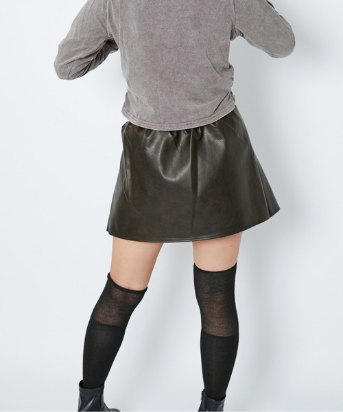 GORGE(ゴージ)の「《フェイクレザー×プリーツ》レディース ミニスカート 台形 ショート丈 ボトム 春夏秋冬(スカート・レディース・ブラック/ダークブラウン・F)」の10枚目の写真