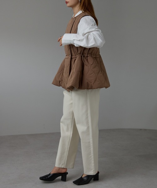 r.(アールドット)の「キルティング フレアベスト(ダウンベスト・レディース・モカ/キナリ/ブラック・FREE)」の4枚目の写真