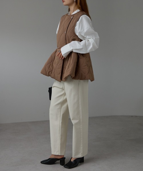 r.(アールドット)の「キルティング フレアベスト(ダウンベスト・レディース・モカ/キナリ/ブラック・FREE)」の6枚目の写真