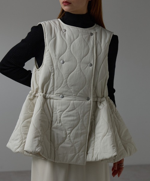 r.(アールドット)の「キルティング フレアベスト(ダウンベスト・レディース・モカ/キナリ/ブラック・FREE)」の7枚目の写真