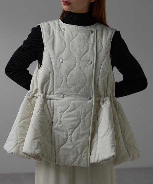 r.(アールドット)の「キルティング フレアベスト(ダウンベスト・レディース・モカ/キナリ/ブラック・FREE)」の8枚目の写真