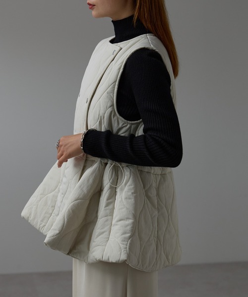 r.(アールドット)の「キルティング フレアベスト(ダウンベスト・レディース・モカ/キナリ/ブラック・FREE)」の11枚目の写真