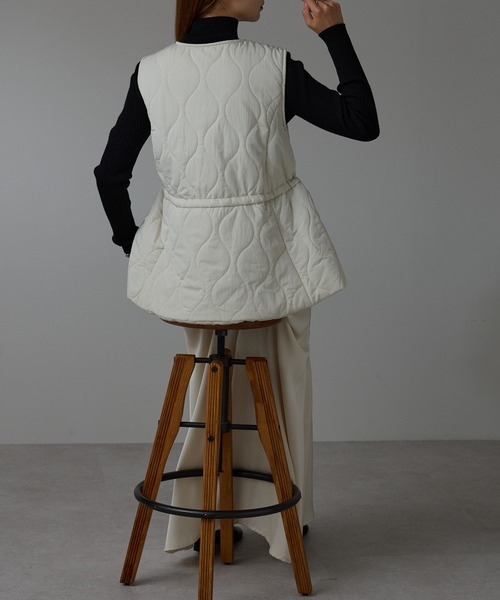 r.(アールドット)の「キルティング フレアベスト(ダウンベスト・レディース・モカ/キナリ/ブラック・FREE)」の15枚目の写真