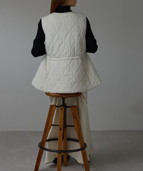 r.(アールドット)の「キルティング フレアベスト(ダウンベスト・レディース・モカ/キナリ/ブラック・FREE)」の16枚目の写真