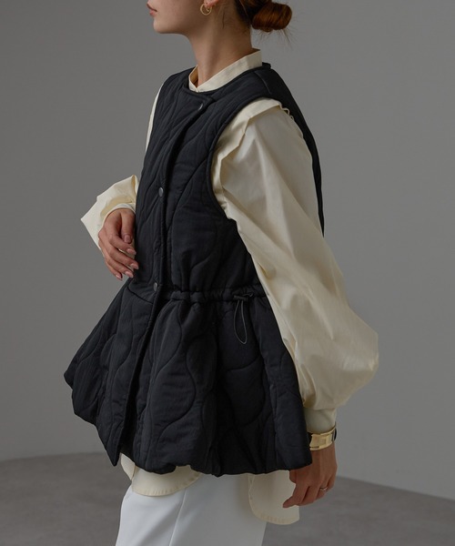 r.(アールドット)の「キルティング フレアベスト(ダウンベスト・レディース・モカ/キナリ/ブラック・FREE)」の21枚目の写真