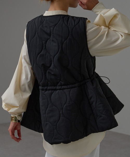r.(アールドット)の「キルティング フレアベスト(ダウンベスト・レディース・モカ/キナリ/ブラック・FREE)」の22枚目の写真